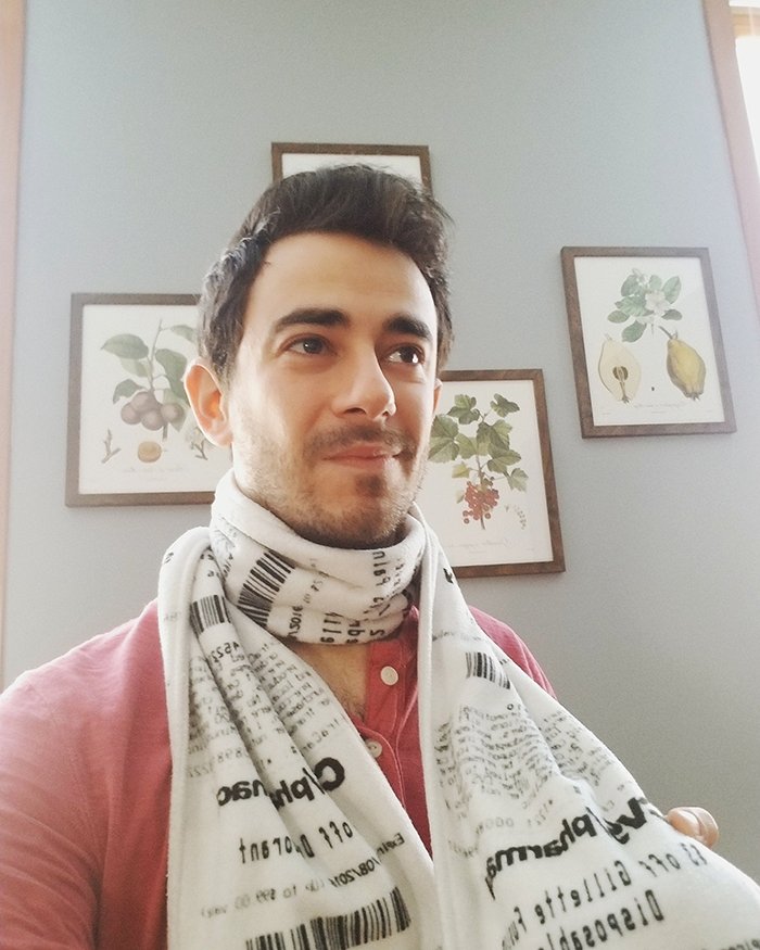 Дизайнер Алан Салганик создал шарф в виде чековой ленты из магазина. Аксессуар вызвал ажиотаж в соцсетях