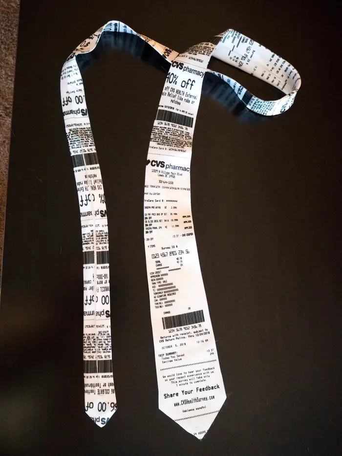 Дизайнер Алан Салганик создал шарф в виде чековой ленты из магазина. Аксессуар вызвал ажиотаж в соцсетях