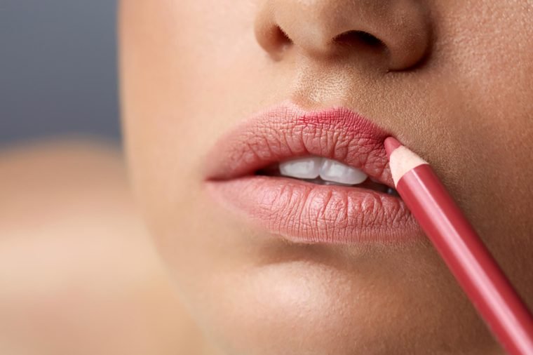 На поврежденные губы помаду наносить нельзя: косметологи отметили основные ошибки в использовании губной помады