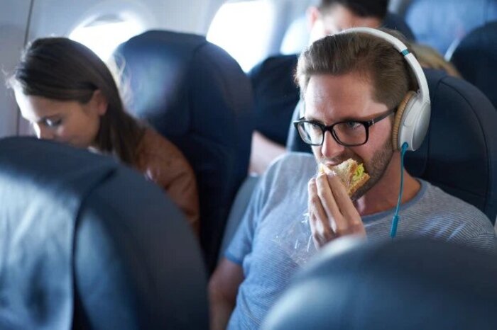 Оставьте еду в самолете: женщина забыла выложить апельсин в самолете и попала в список подозрительных личностей