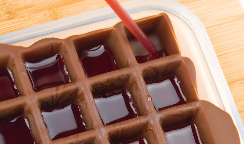 Выливаю шоколад в форму для льда: рецепт домашних конфет с вишней и фундуком