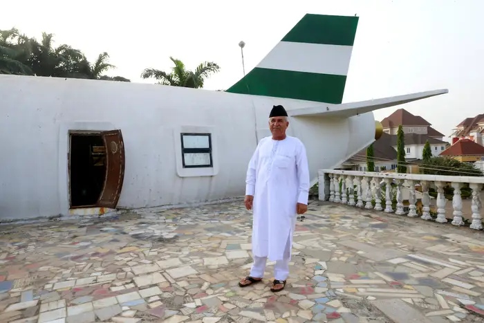 Любящий муж из Нигерии построил дом в виде самолета для жены, которая очень любит путешествовать (фото)