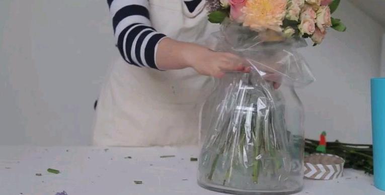 Флористу на заметку: оригинальная идея для букета с "жидкой" упаковкой