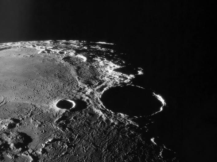 Ученые, прочесывающие лунную поверхность в поисках ключей к прошлому, обнаружили геологический пузырь размером с мегаполис, который привел геологов в полное замешательство