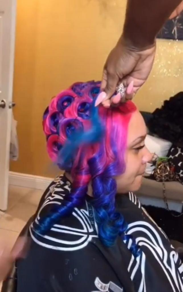 Волны разных размеров и цветов. Талантливый парикмахер делает женщинам роскошные прически (фото)