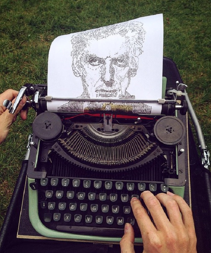 Студент создает красивые картины с помощью старых пишущих машинок