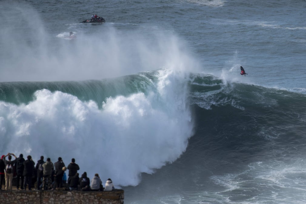 Волна размером с цунами, а все радуются: самобытность мирового чемпионата по серфингу в объективе фотокамеры