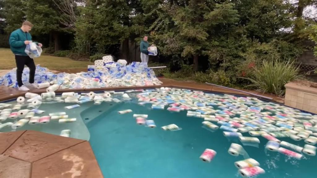 Ютубер решил проверить, можно ли осушить бассейн с помощью миллиона рулонов бумажных полотенец. Пользователи Сети его осудили