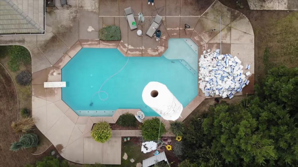 Ютубер решил проверить, можно ли осушить бассейн с помощью миллиона рулонов бумажных полотенец. Пользователи Сети его осудили