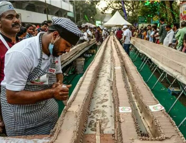 Новый рекорд Гиннесса: 1500 пекарей из Индии объединились, чтобы испечь самый длинный в мире торт весом 27 000 кг. Выглядит вкусно (фото)