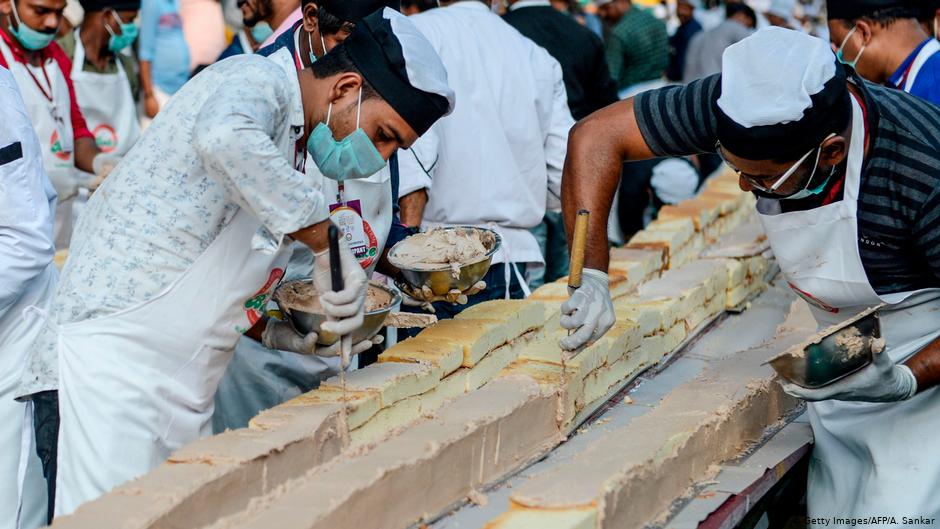 Новый рекорд Гиннесса: 1500 пекарей из Индии объединились, чтобы испечь самый длинный в мире торт весом 27 000 кг. Выглядит вкусно (фото)