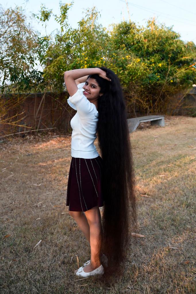 Расчесывать приходится целый час: как выглядит девочка, которая с 6 лет отращивает волосы