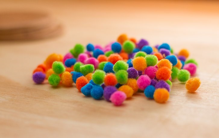 Как я сделала милые подставки для чашек из цветных войлочных шариков: пошаговая инструкция