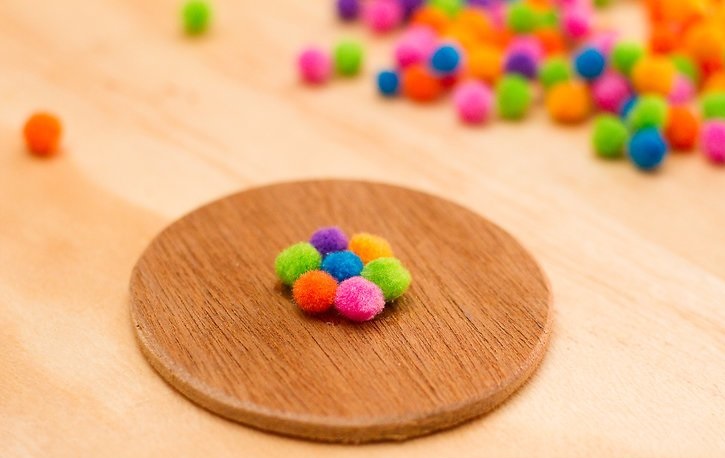 Как я сделала милые подставки для чашек из цветных войлочных шариков: пошаговая инструкция