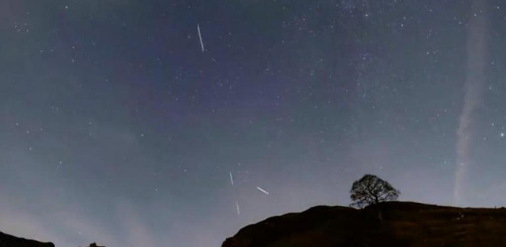 Яркие белые полосы на небе: SpaceX визуально меняет картину звездного неба, чтобы раздать интернет всей планете