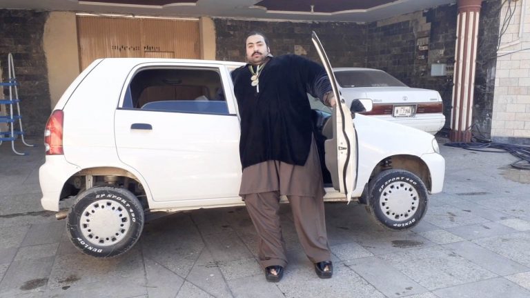 2-метровый пакистанский "Халк", весящий почти 400 кг, ищет жену: она должна быть не намного меньше его