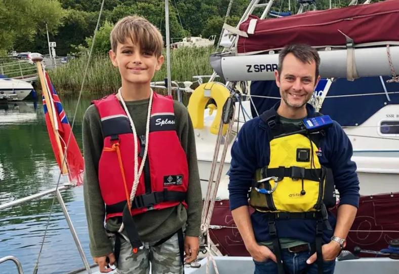 Папа учит своего 10-летнего сына добру, добавляя спасательные экипажи к известным картинам с помощью "Фотошопа"
