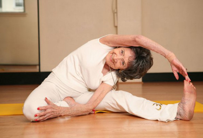 К старости нужно готовиться уже сегодня: учитель йоги рассказал о том, почему старость - не повод мало двигаться