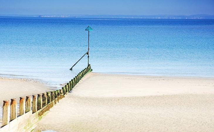 В дождливой Англии тоже бывает жаркое лето: лучшие пляжи для отдыха