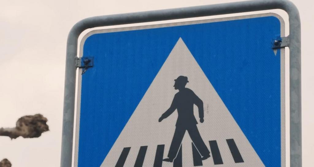 Гендерное равенство: в Женеве заменили часть дорожных знаков "женскими" версиями (фото)