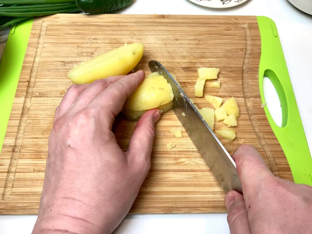 И картошка к ножу не липнет, и чеснок сам "раздевается": 3 лайфхака для быстрого приготовления винегрета
