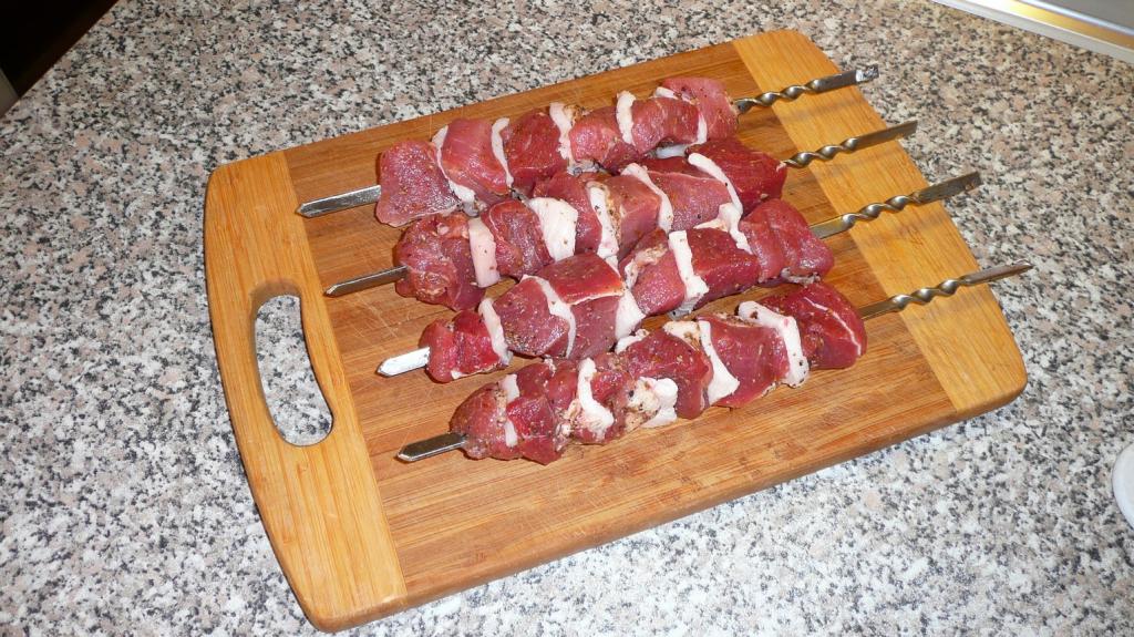 Мясо с салом: так шашлык готовят только узбеки. С одной стороны они посыпают его мукой - в этом "фишка"