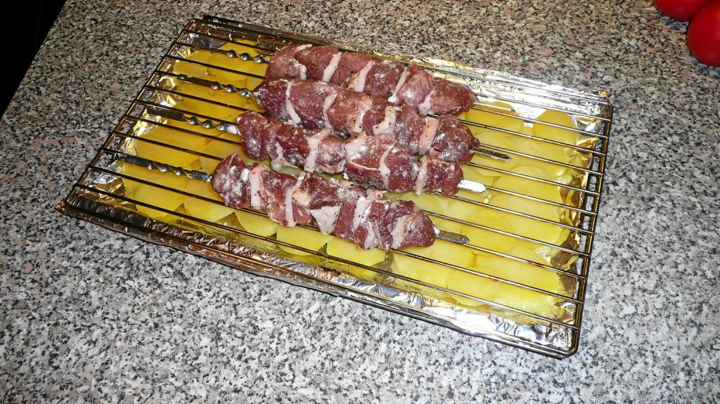 Мясо с салом: так шашлык готовят только узбеки. С одной стороны они посыпают его мукой - в этом "фишка"