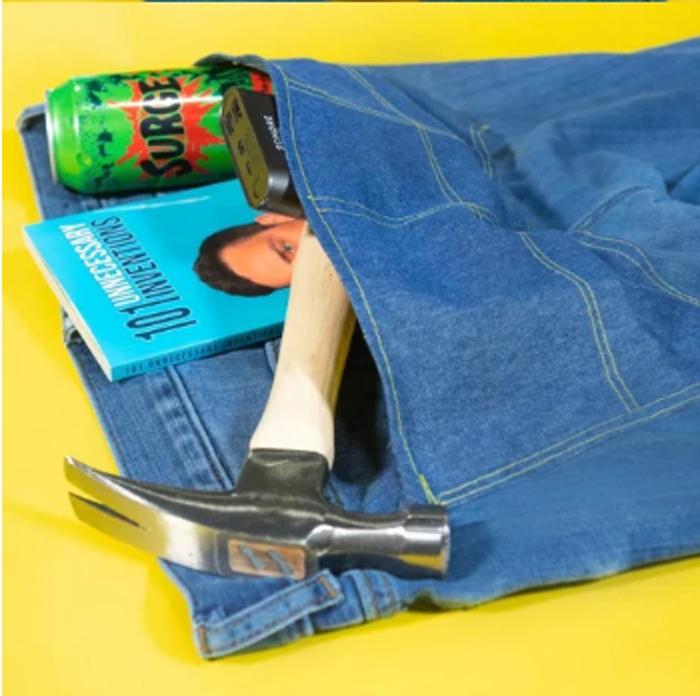 Дизайнер разработал причудливые джинсы с огромным карманом, чтобы вместить все необходимое
