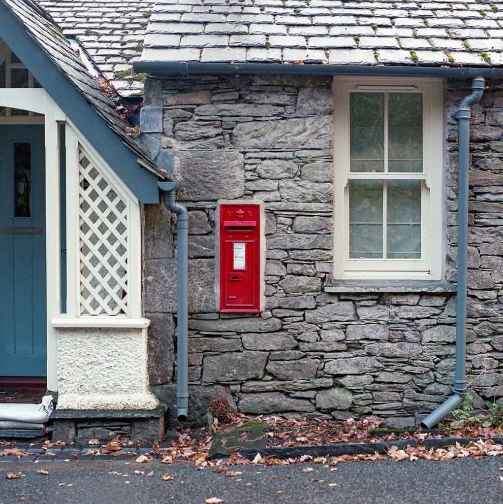 Вечные красные коробки: британский фотограф снимает красные почтовые ящики, пока еще не исчезнувшие с лица Земли