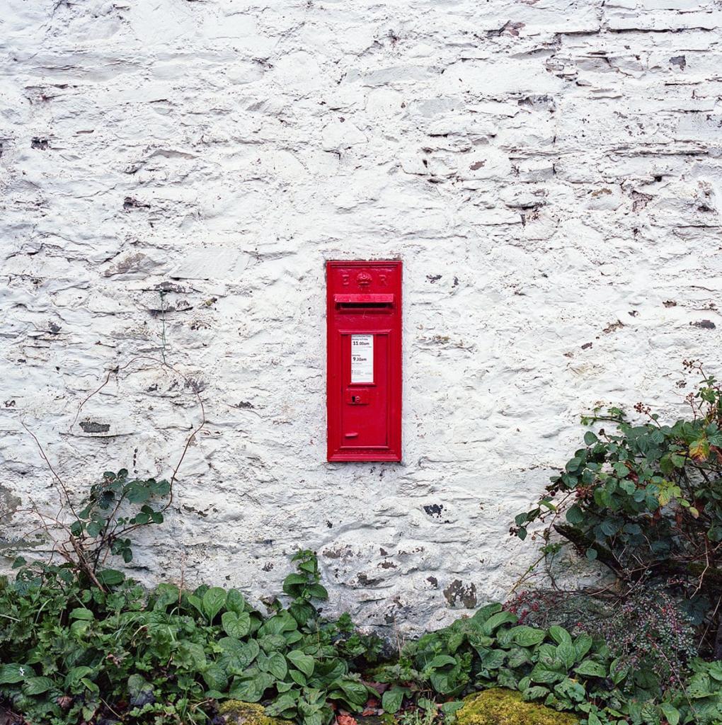 Вечные красные коробки: британский фотограф снимает красные почтовые ящики, пока еще не исчезнувшие с лица Земли