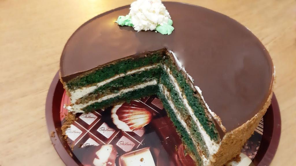 Необычно, вкусно и ни грамма красителя. Подружка научила печь торт с халвой