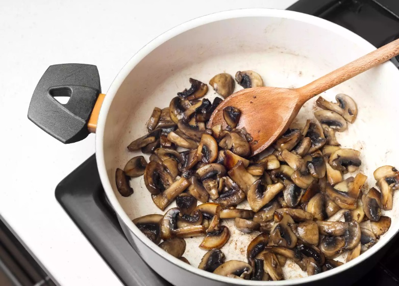 Приготовила необычную запеканку с макаронами, грибами и тунцом: готовится просто, на вкус - объедение