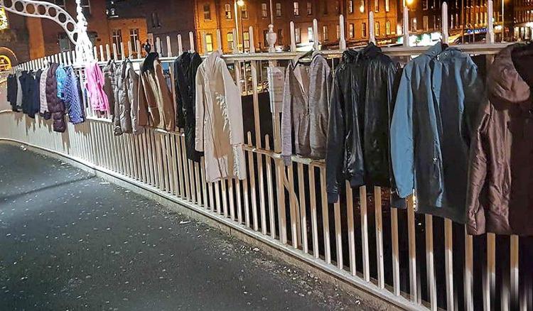 Мужчина развесил на городском мосту куртки для бедных, но властям это не понравилось. Он не стал сдаваться