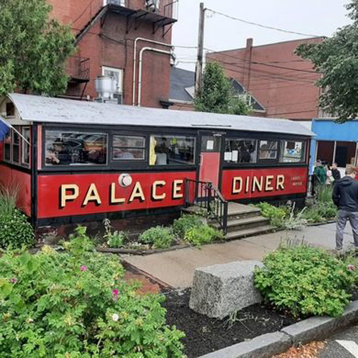 «Дворец обедов»: самая старая закусочная в штате Мэн на базе автобуса Pollard 1927 года
