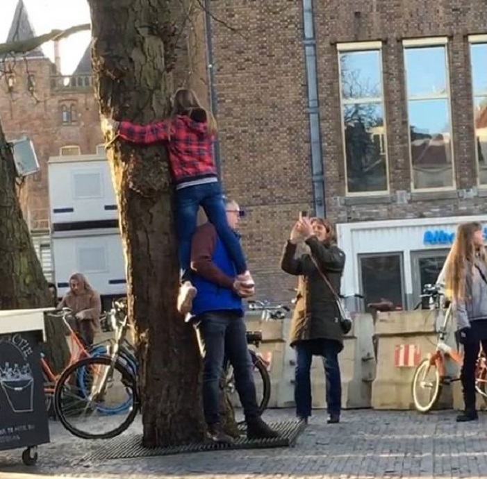 Залезть на дерево или мусорный бак: на что готовы люди ради красивой фотографии (забавные фото)
