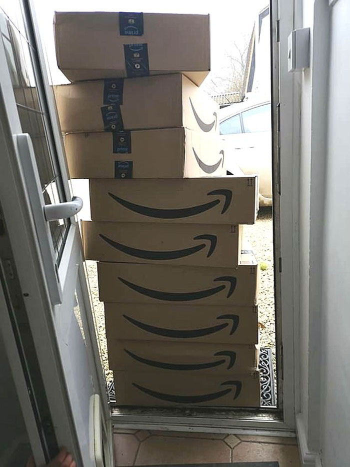 Это все можно было уместить в одну посылку: Amazon отправил девушке девять предметов в девяти отдельных коробках