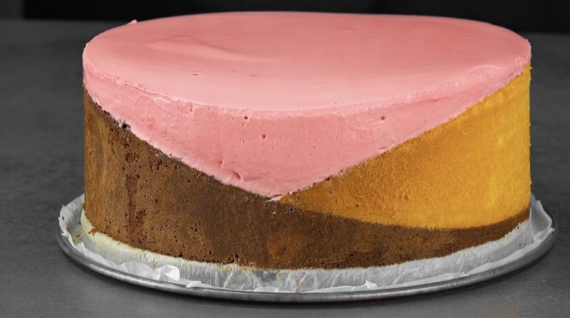 Испекла трехцветный торт с малиновым кремом: вкусно и красиво