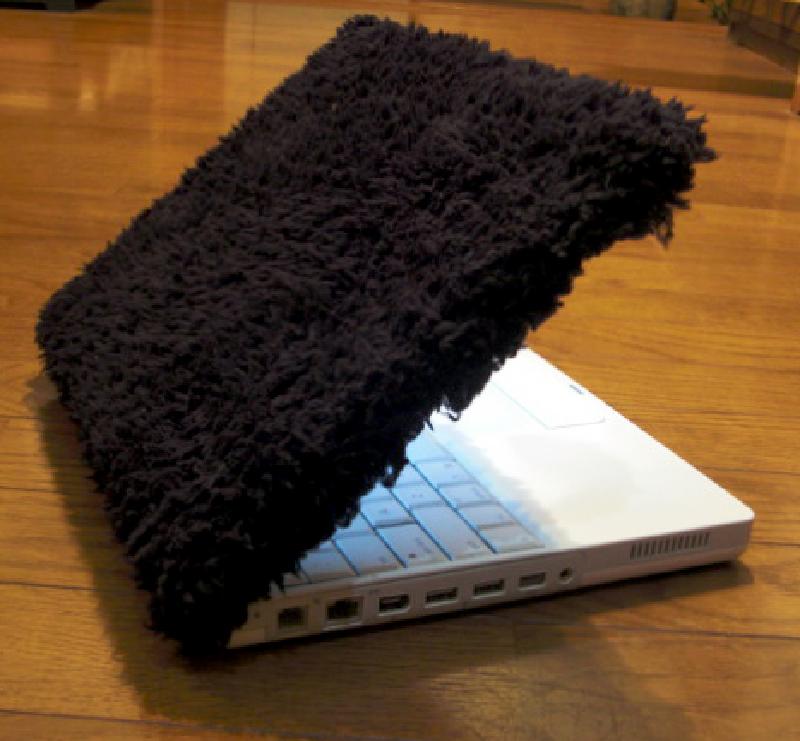 Технике тоже может быть холодно: делаем плюшевый чехол для ноутбука