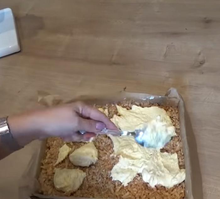 Сестра поделилась рецептом вкусного двухслойного пирога с глазурью из халвы