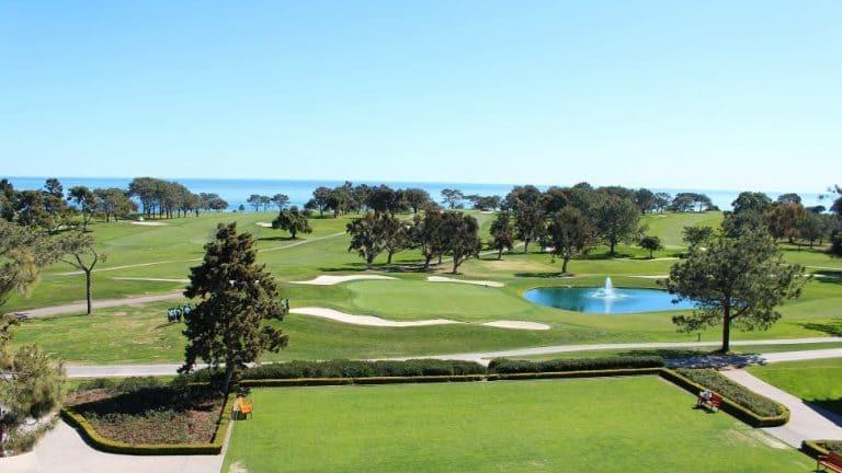 Огромное поле для гольфа, шум волн и потрясающие виды любого заставят влюбиться в отель "Торри Пайнс"