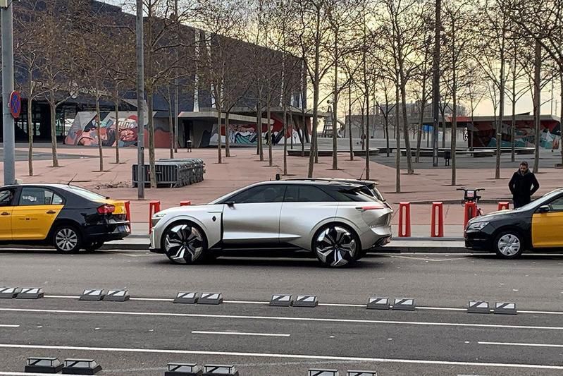 В Сети появились фото загадочного электрокроссовера Renault на улицах Барселоны