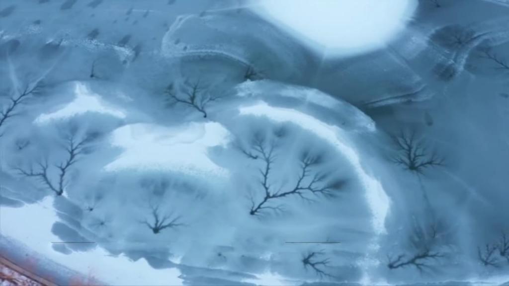 Замерзшее «Озеро бабочек» в Китае: его рисунок напоминает волшебный калейдоскоп