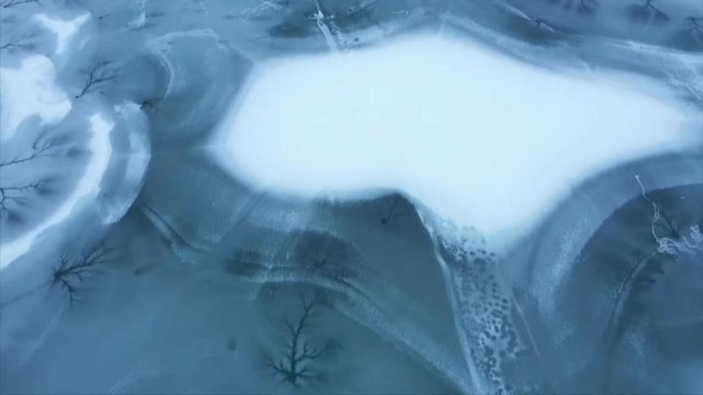 Замерзшее «Озеро бабочек» в Китае: его рисунок напоминает волшебный калейдоскоп