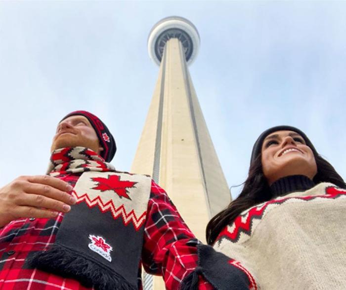 Странная страница в "Инстаграме": восковые фигуры принца Гарри и Меган Маркл в шапочках и шарфиках путешествуют по Торонто