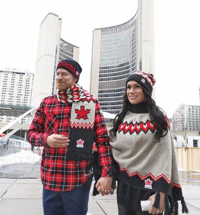 Странная страница в "Инстаграме": восковые фигуры принца Гарри и Меган Маркл в шапочках и шарфиках путешествуют по Торонто