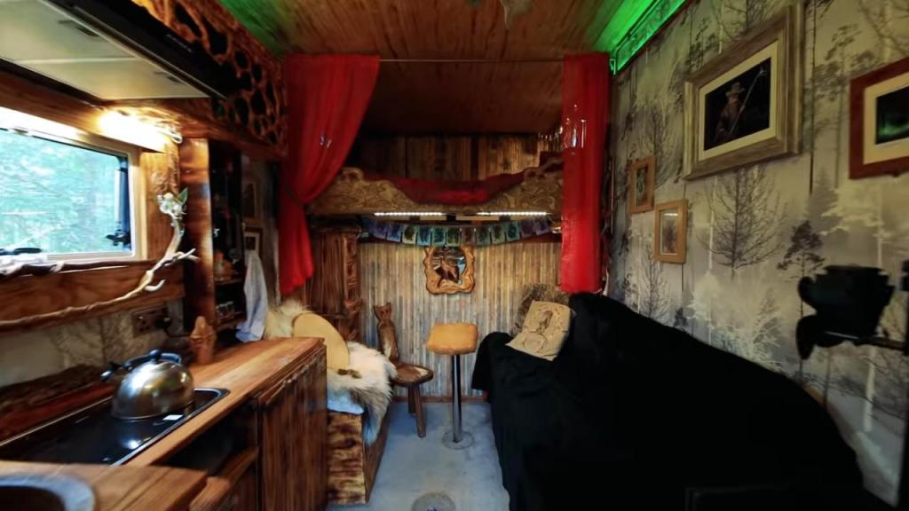 Мужчина превратил фургон в чудесный дом на колесах в стиле «Властелина колец»