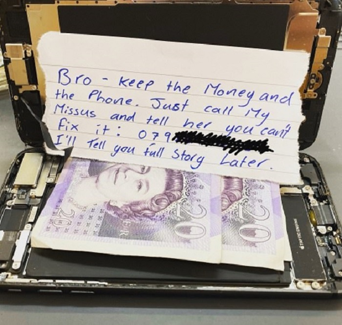 Мастер по ремонту мобильных телефонов хотел починить iPhone клиента, но внутри его ожидала странная записка и деньги