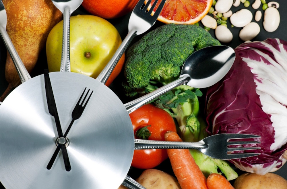 Смена часовых поясов и регулярное питание: что мешает человеку сбросить вес