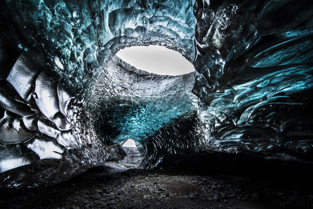 Невероятно красивые пещеры: фотограф сделал потрясающие снимки своего любимого ледника