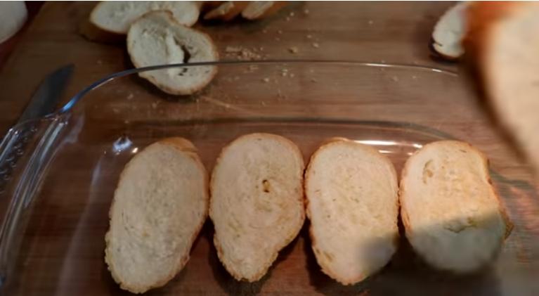 Больше не жарю хлеб в яйце: выкладываю ломтики на противень, поливаю смесью и запекаю